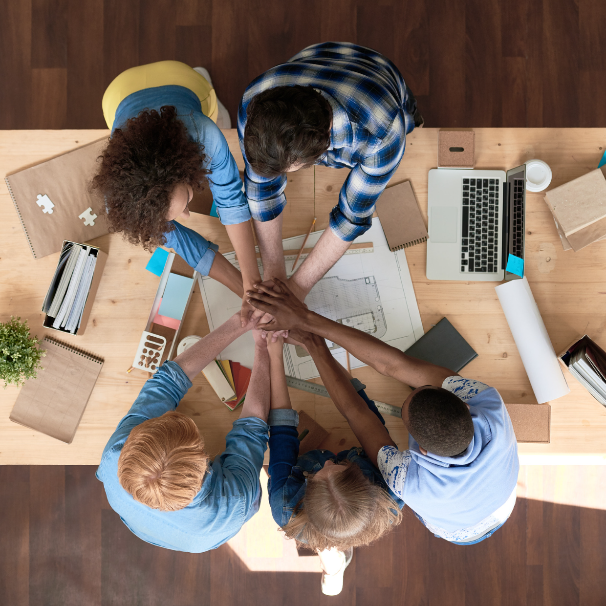 Het L&D-team van Spike Academy in overleg met een klant